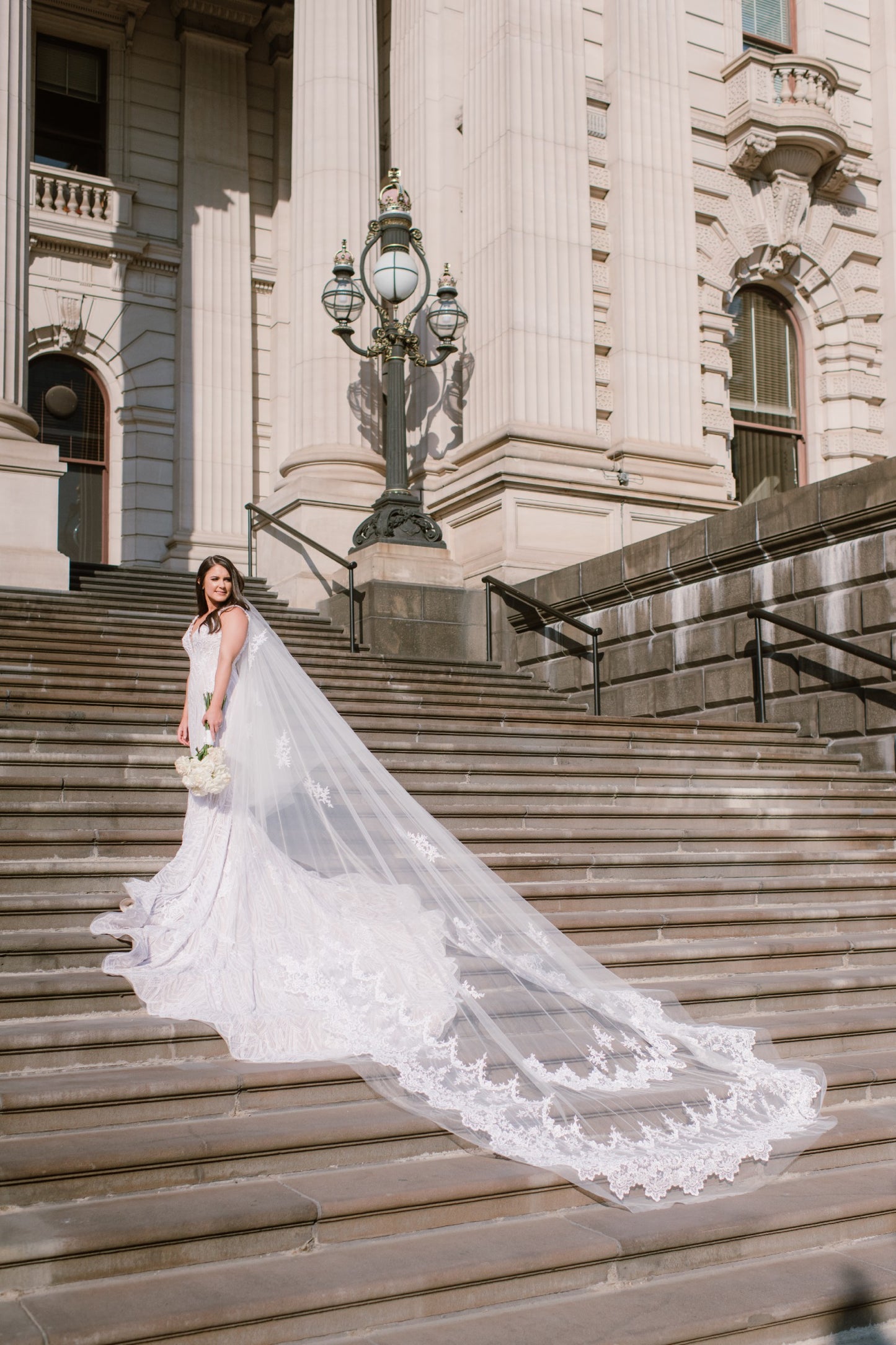 C2023-SF94 - robe de mariée sans manches à col ouvert et broderie de perles