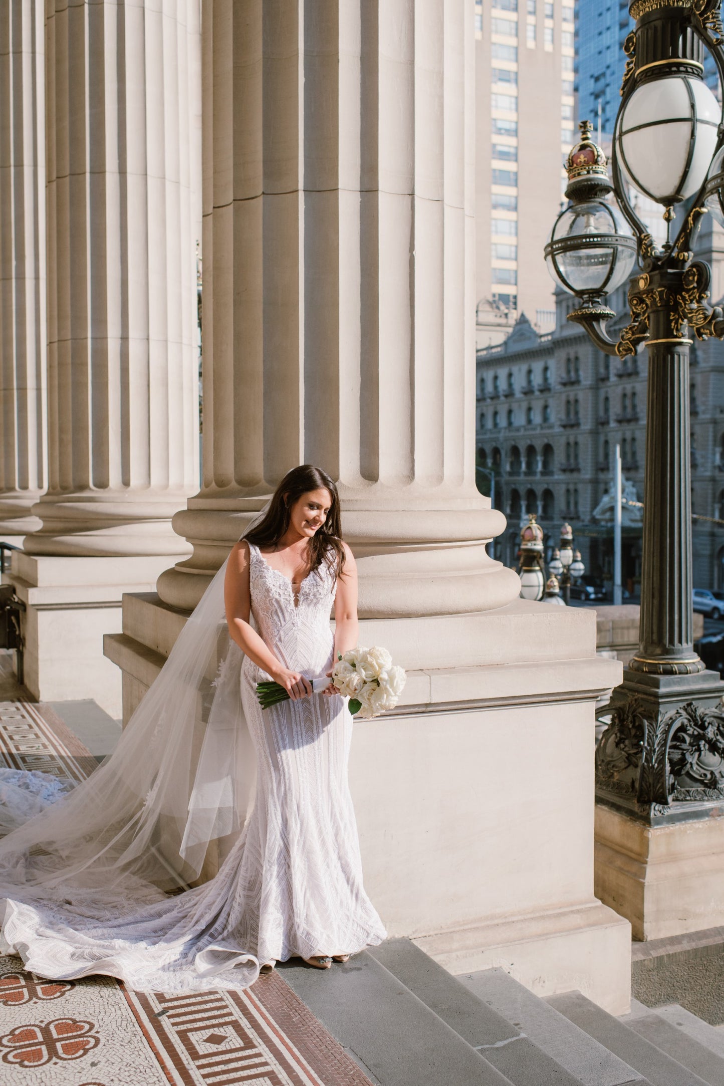 C2023-SF94 - robe de mariée sans manches à col ouvert et broderie de perles