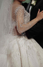 C2023-BG642 - Vestido de novia con pedrería de cristal y escote ilusión de manga larga