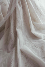 C2023-BG642 - Vestido de novia con pedrería de cristal y escote ilusión de manga larga