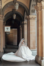 C2023-BG642 - Vestido de novia con pedrería de cristal y escote ilusión de manga larga