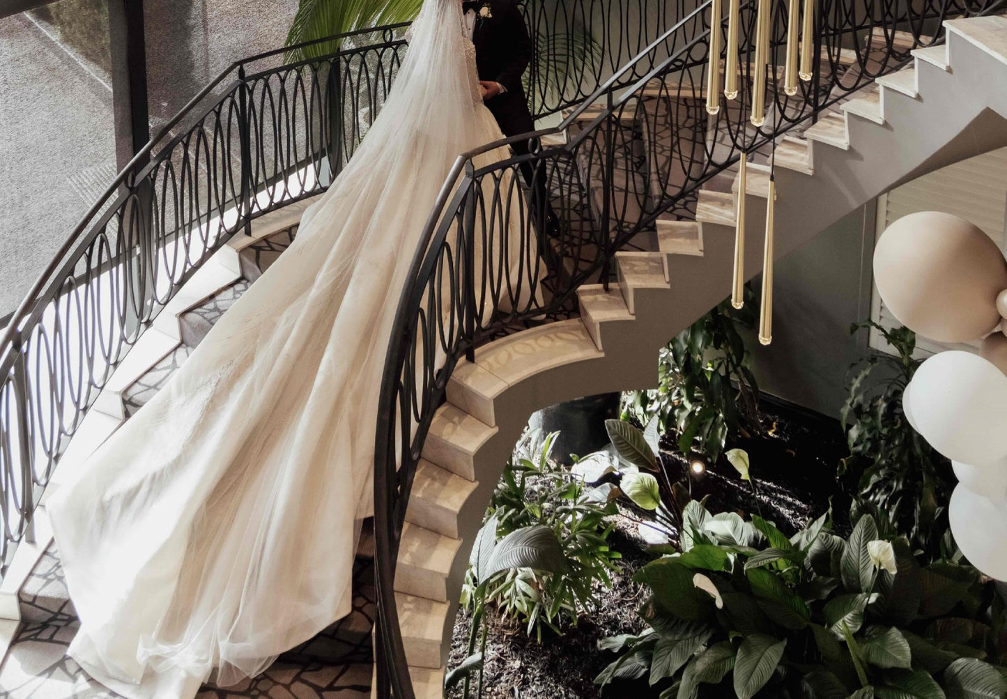 C2023-BG642 - Robe de bal de mariage en perles de cristal avec décolleté illusion à manches longues