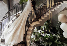 C2023-BG642 - Vestido de novia con pedrería de cristal y escote ilusión de manga larga