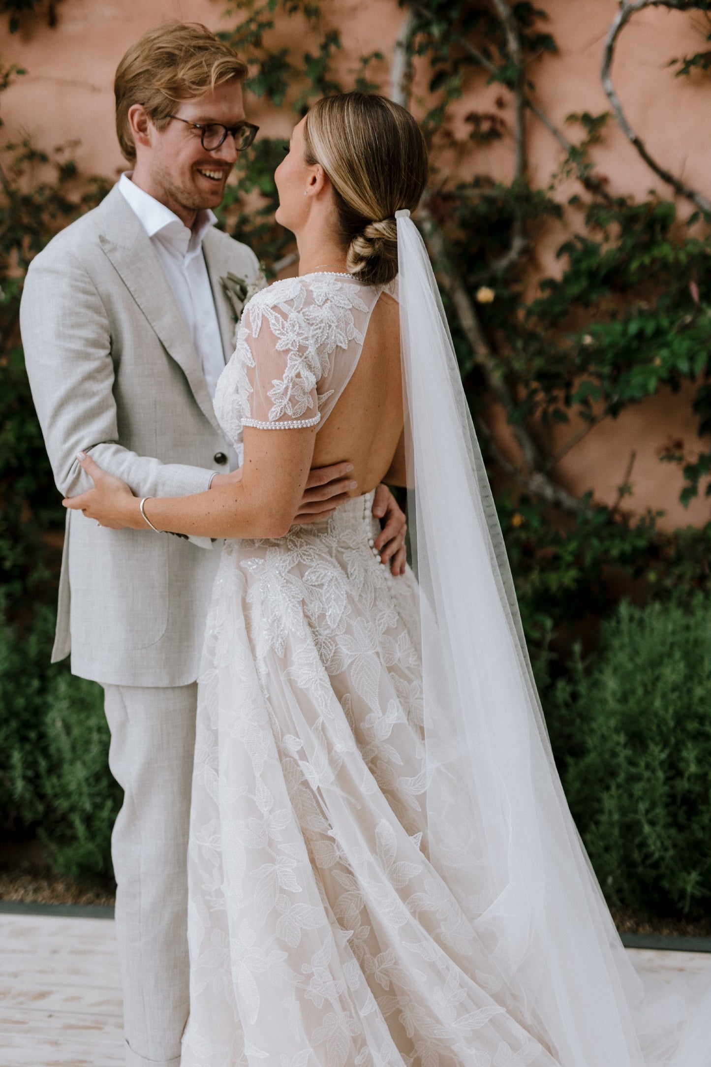 C2024-SSA53 - vestidos de novia de corte A de manga corta con escote en V