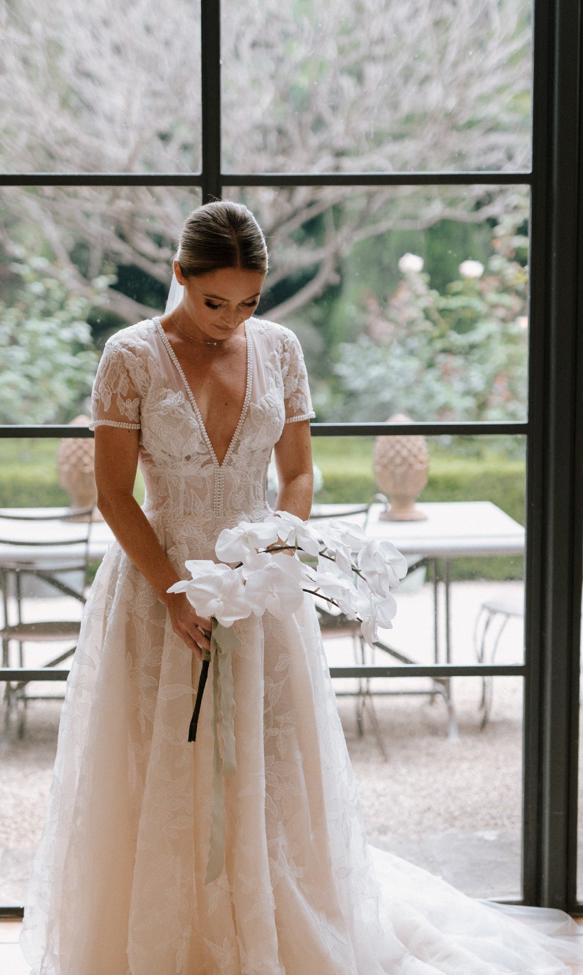 C2024-SSA53 - vestidos de novia de corte A de manga corta con escote en V