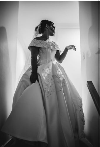 C2024-OS22 - Vestido de novia con hombros descubiertos y cola catedral