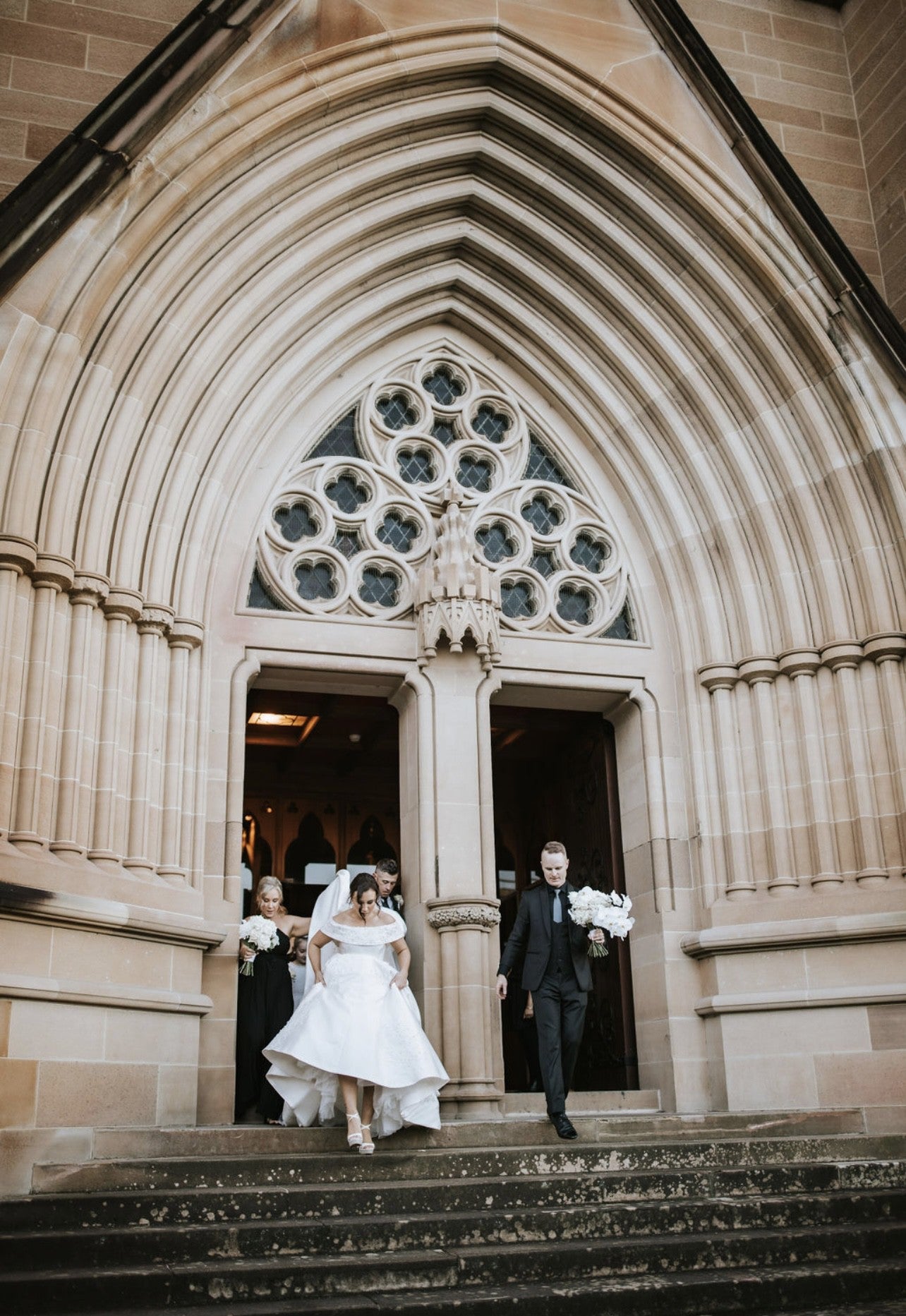 C2024-OS22 - robe de mariée robe de bal à épaules dénudées avec traîne cathédrale