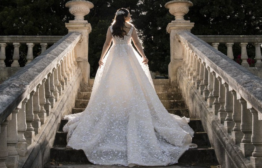 C2024-SV40F - robe de mariée ajustée sans manches avec ligne décolletée en V
