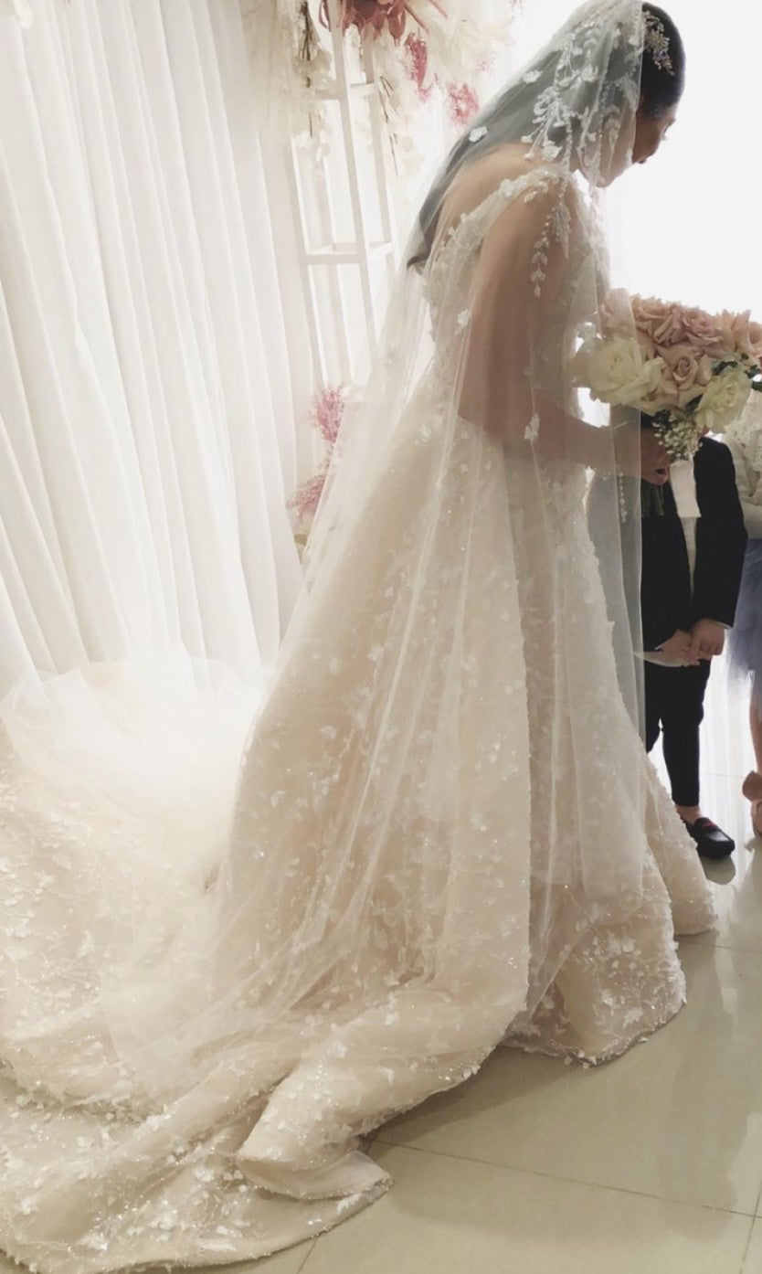 C2024-SV40F - robe de mariée ajustée sans manches avec ligne décolletée en V