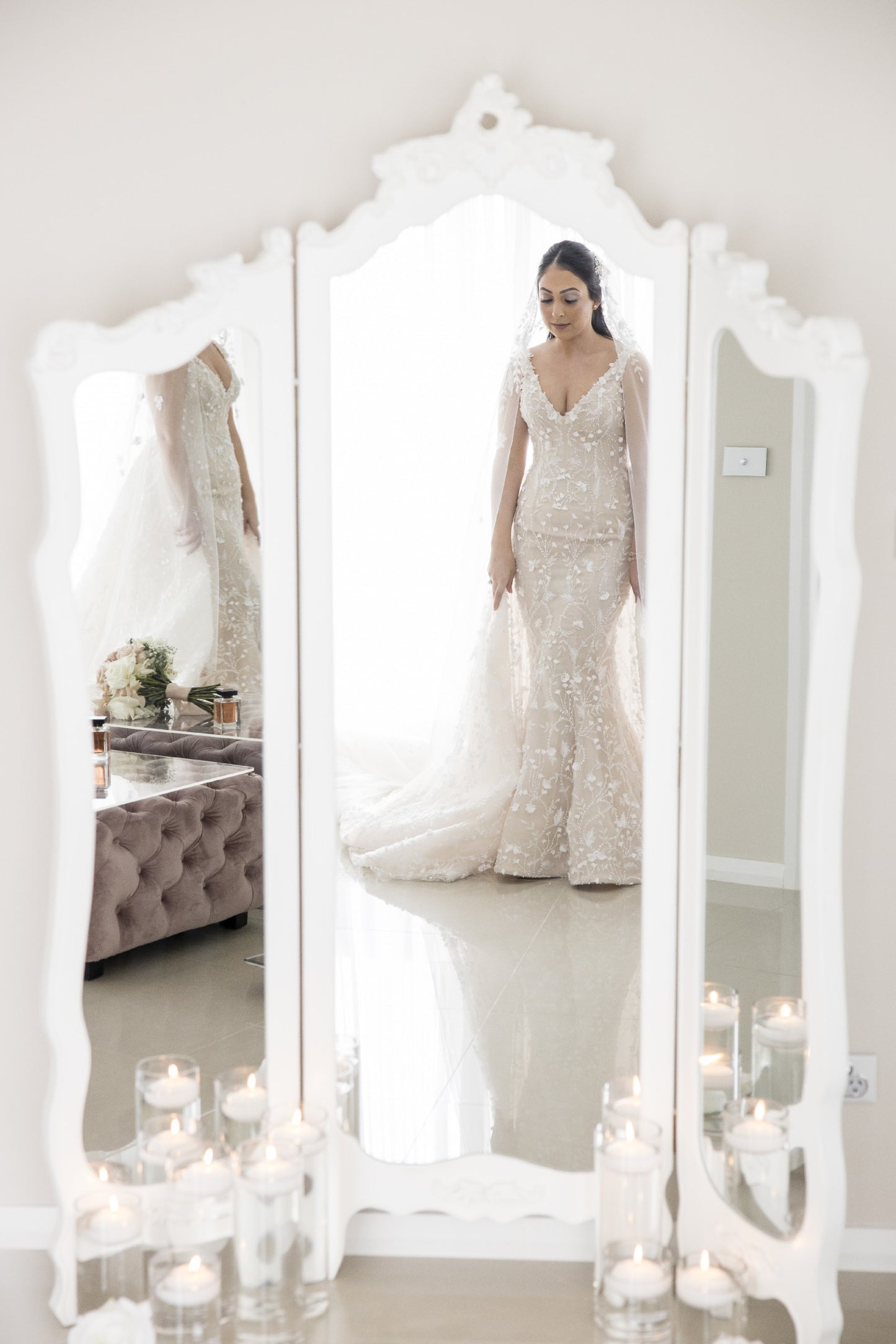 C2024-SV40F - robe de mariée ajustée sans manches avec ligne décolletée en V