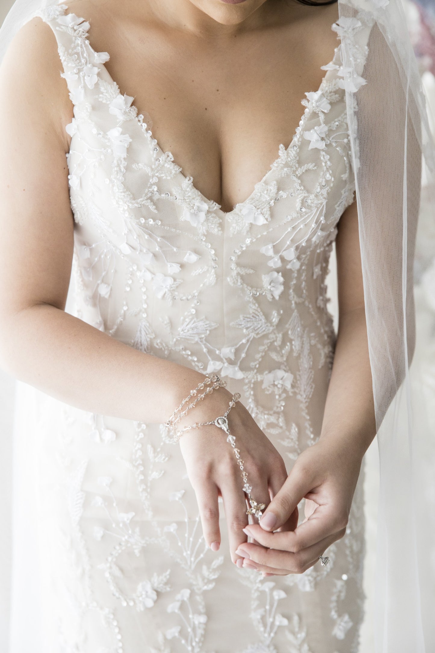 C2024-SV40F - robe de mariée ajustée sans manches avec ligne décolletée en V