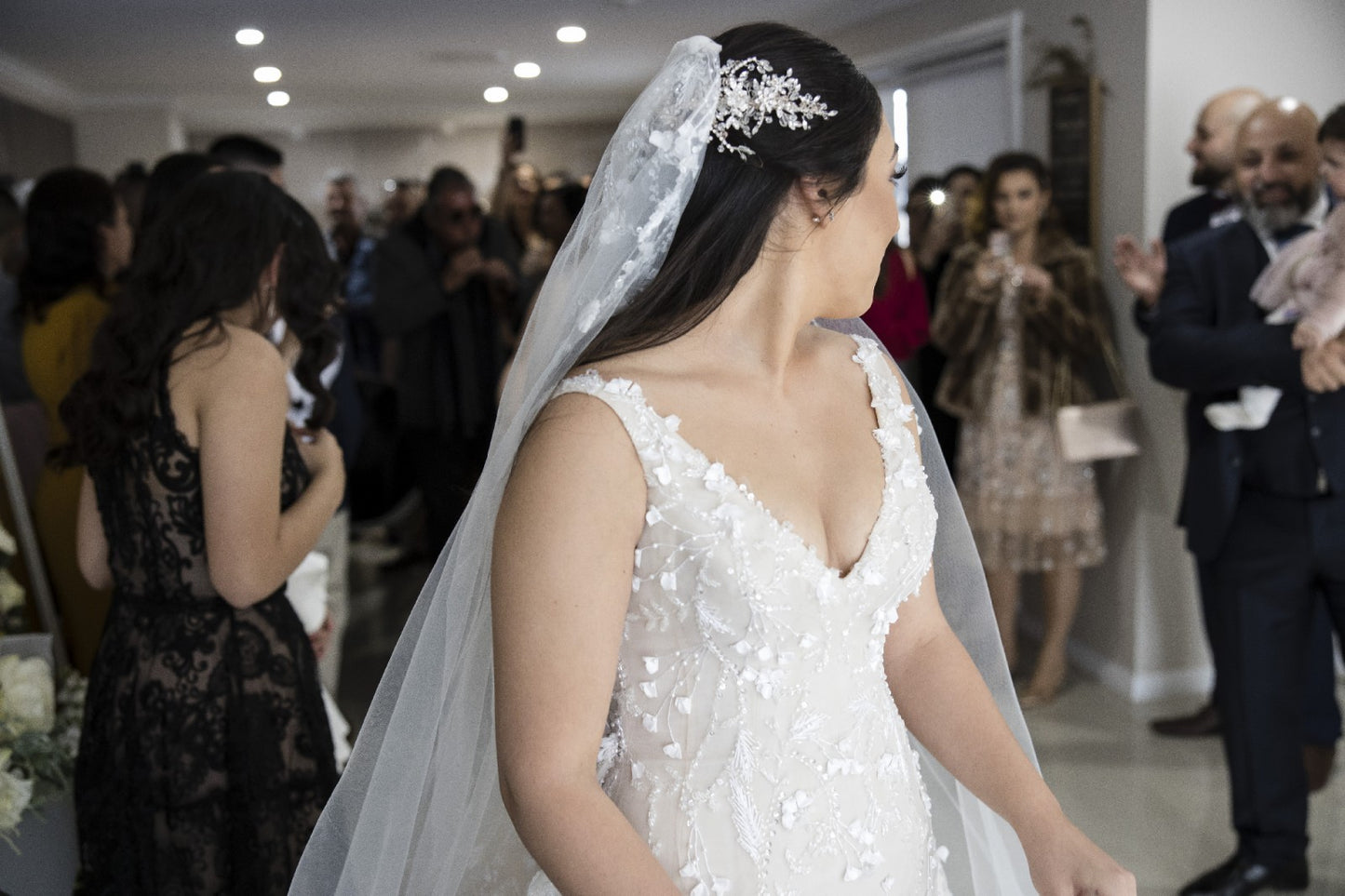 C2024-SV40F - robe de mariée ajustée sans manches avec ligne décolletée en V
