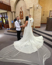 C2024-S812 - vestido de novia de pedrería sin mangas con sobrefalda desmontable