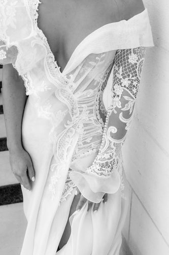 C2024-LS5511 - Vestido de novia transparente bordado de una manga con escote fuera del hombro