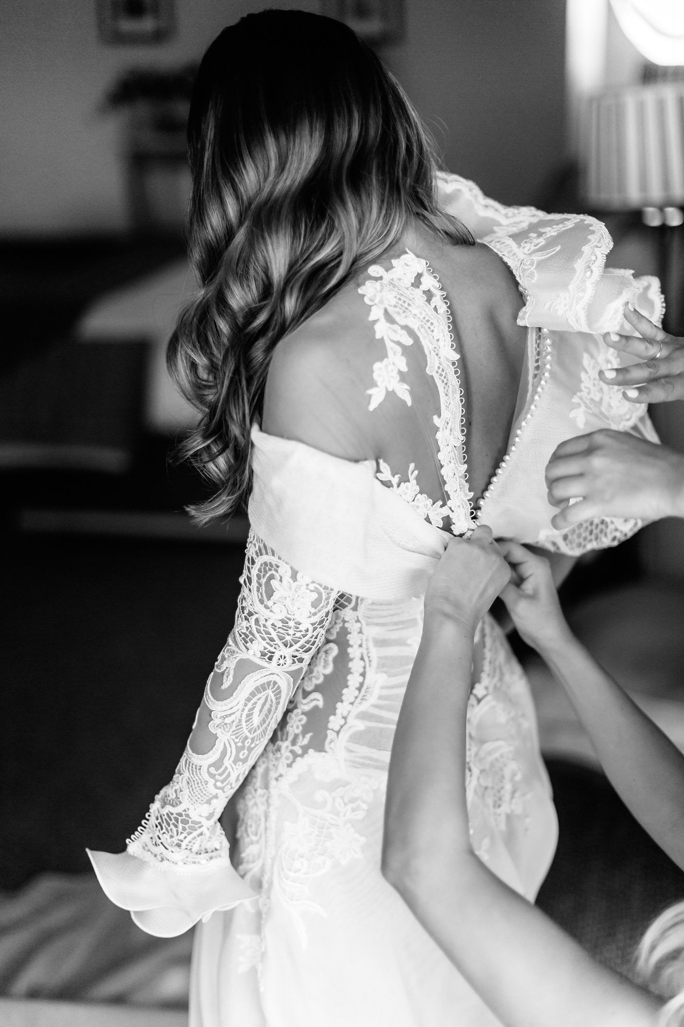 C2024-LS5511 - robe de mariée brodée à une manche et décolleté à épaules dénudées