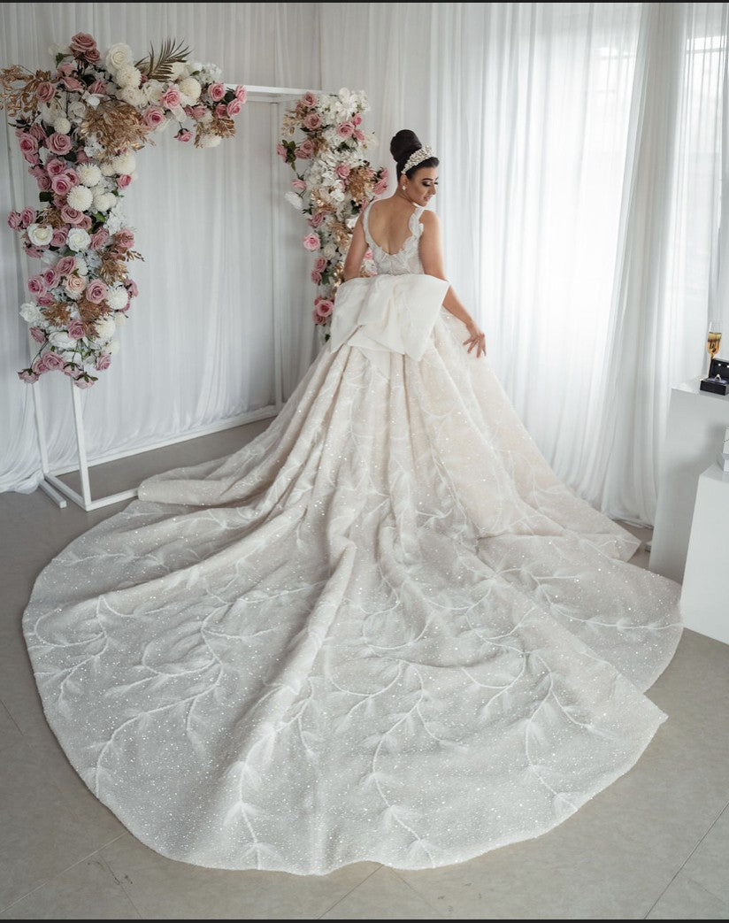 C2024-BG286 - Robe de mariée robe de bal sans manches avec traîne cathédrale et ligne de buste ouverte