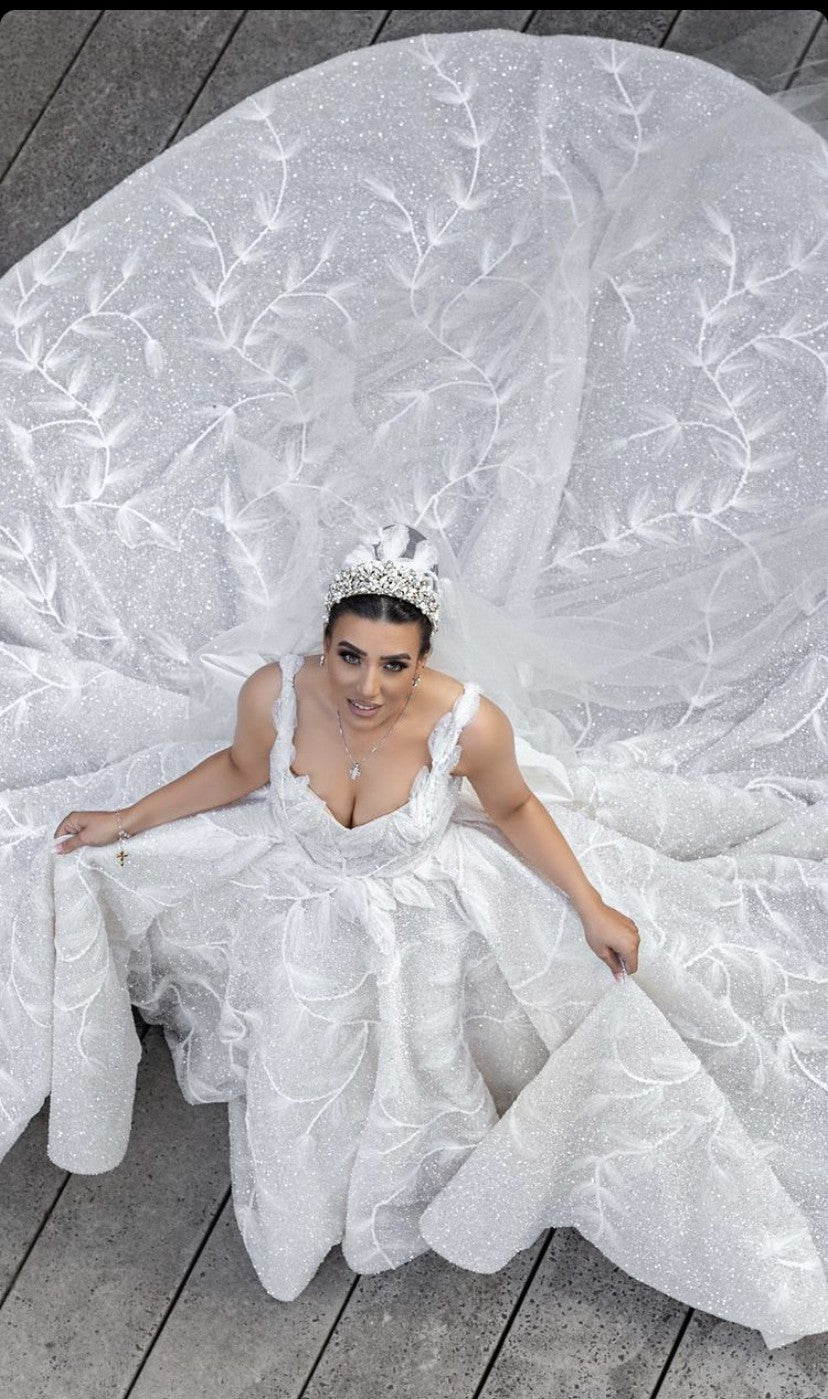 C2024-BG286 - Robe de mariée robe de bal sans manches avec traîne cathédrale et ligne de buste ouverte