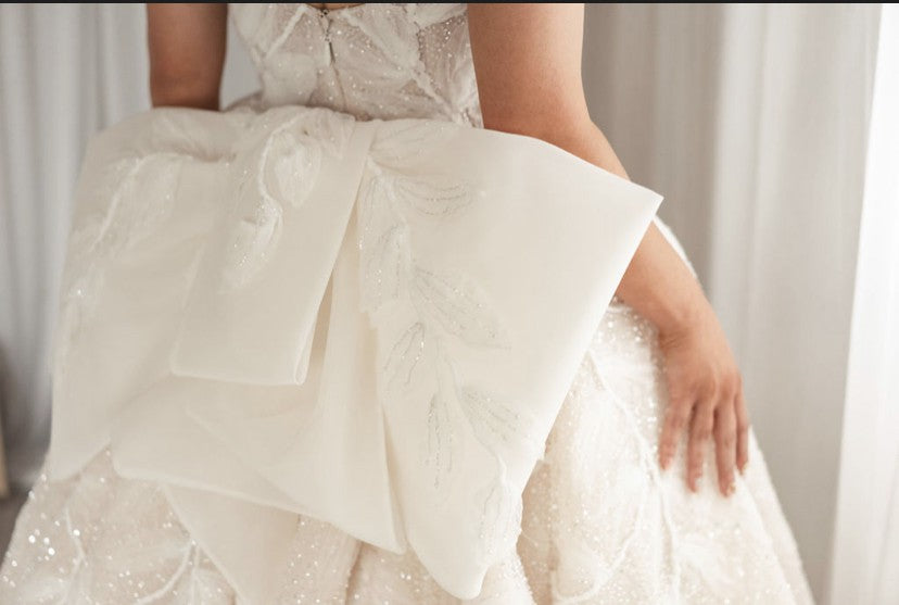 C2024-BG286 - Robe de mariée robe de bal sans manches avec traîne cathédrale et ligne de buste ouverte