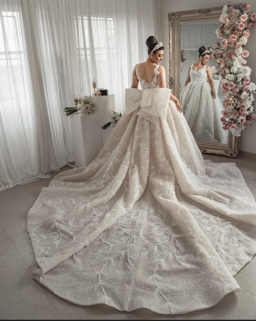 C2024-BG286 - Robe de mariée robe de bal sans manches avec traîne cathédrale et ligne de buste ouverte