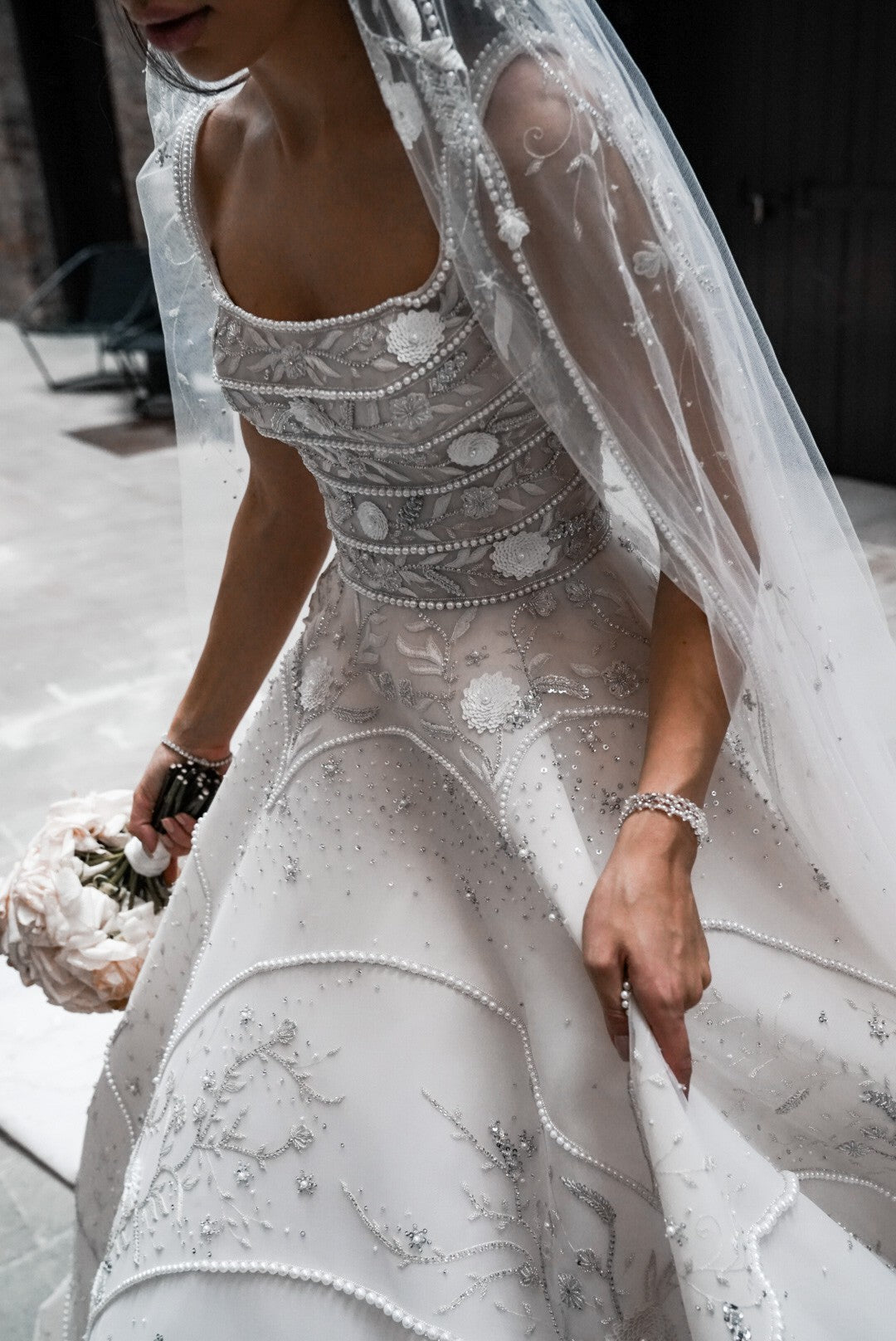 C2024-BG212b - sleeveless scoop neck wedding ball gown dress