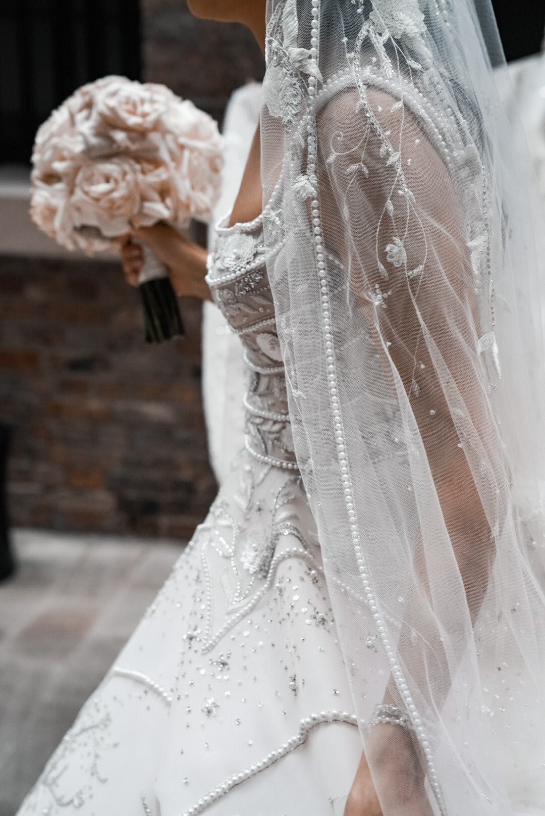 C2024-BG212b - sleeveless scoop neck wedding ball gown dress