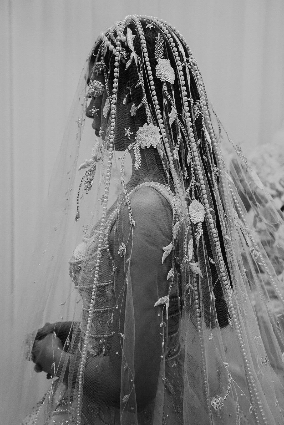 C2024-BG212b - sleeveless scoop neck wedding ball gown dress