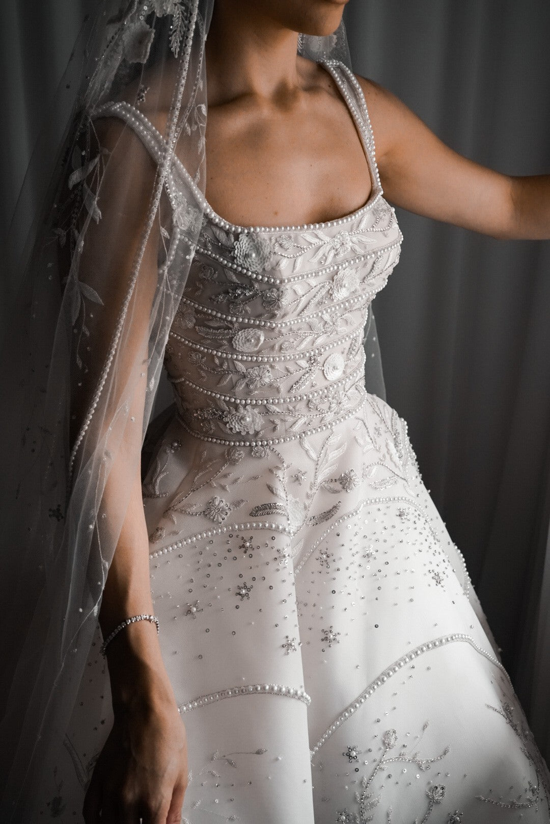 C2024-BG212b - sleeveless scoop neck wedding ball gown dress