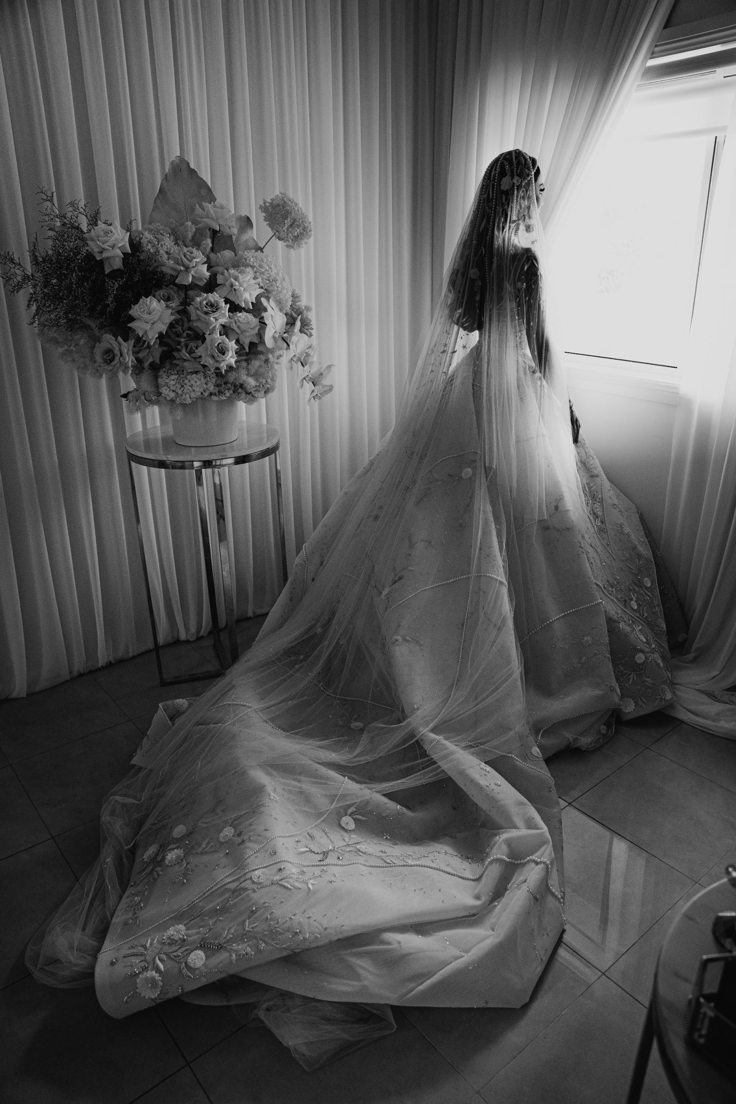 C2024-BG212b - sleeveless scoop neck wedding ball gown dress