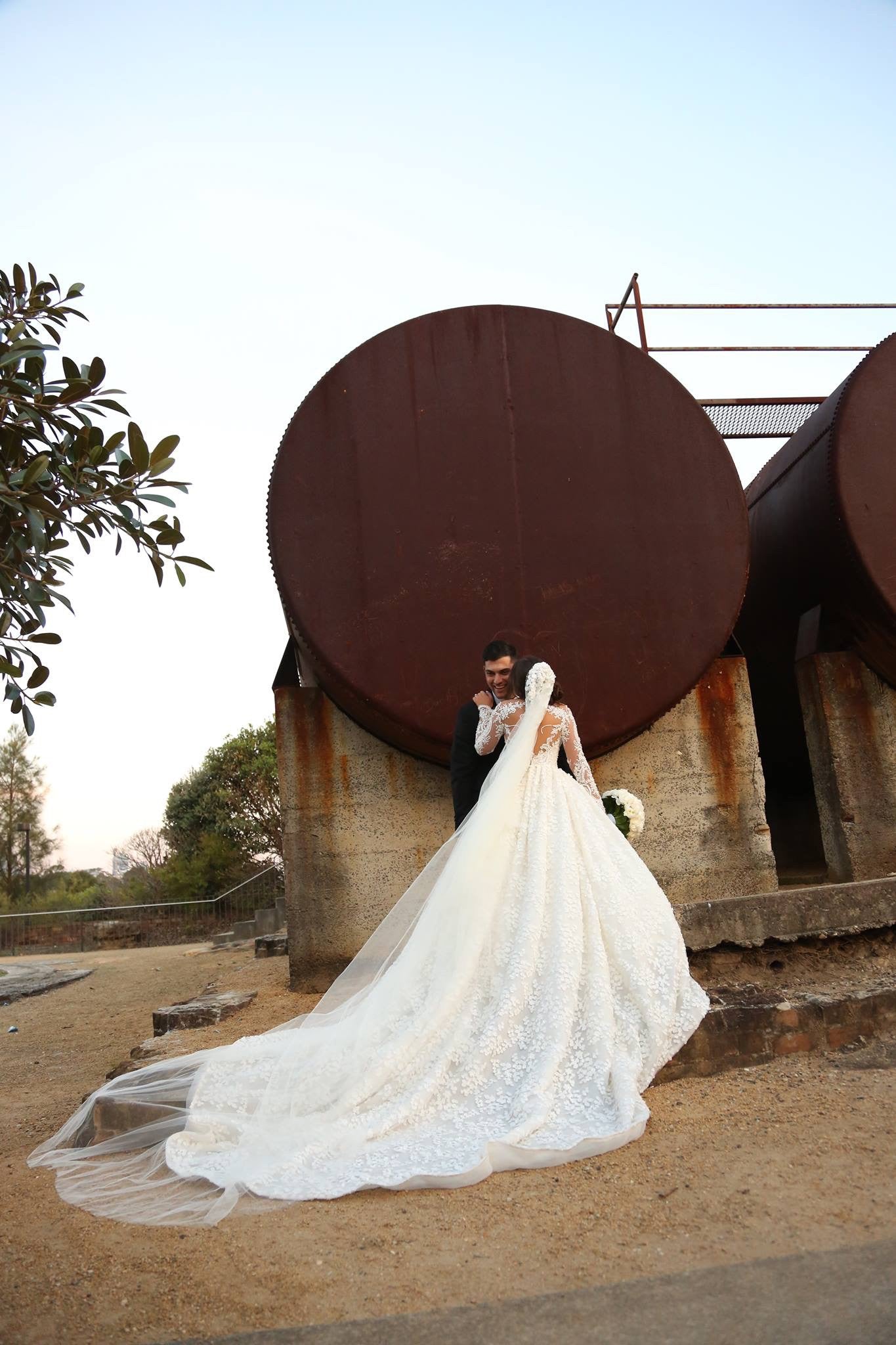 C2024-LS66T - robe de mariée traditionnelle en dentelle à manches longues et décolleté illusion