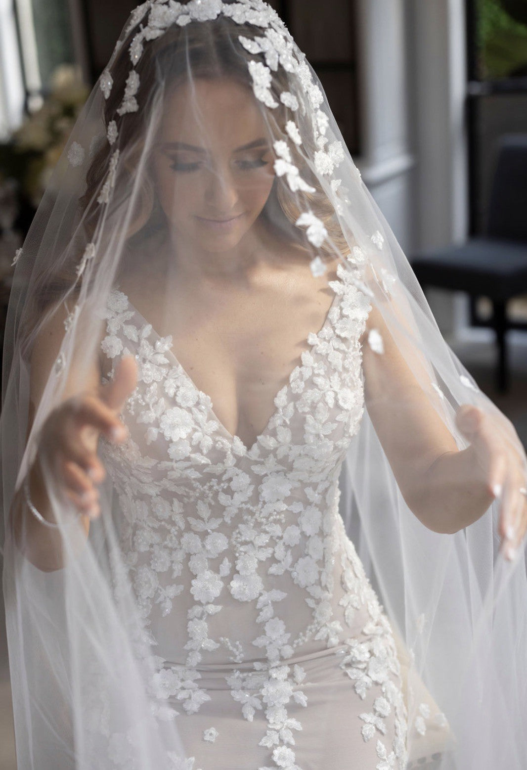 C2024-VN44F - robe de mariée sans manches à col en V avec ornements brodés en 3D
