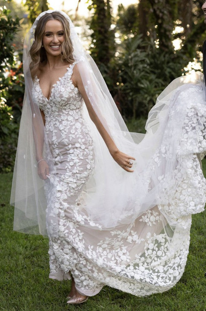C2024-VN44F - robe de mariée sans manches à col en V avec ornements brodés en 3D
