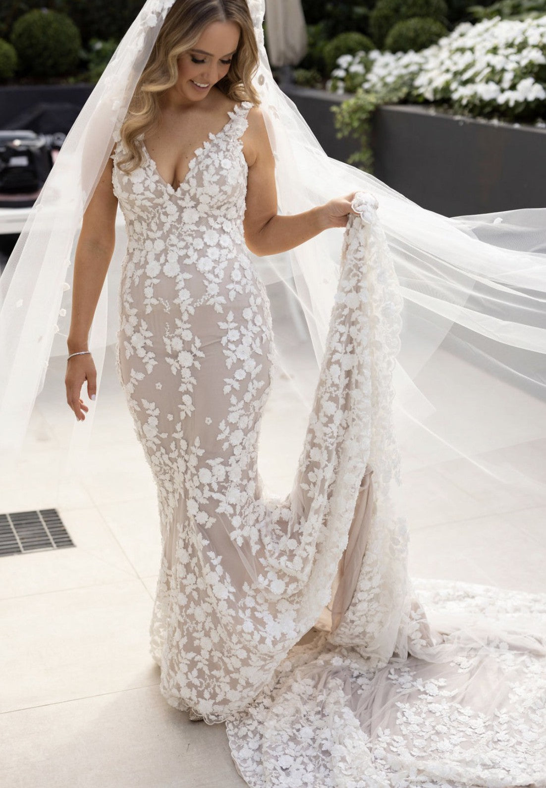 C2024-VN44F - robe de mariée sans manches à col en V avec ornements brodés en 3D