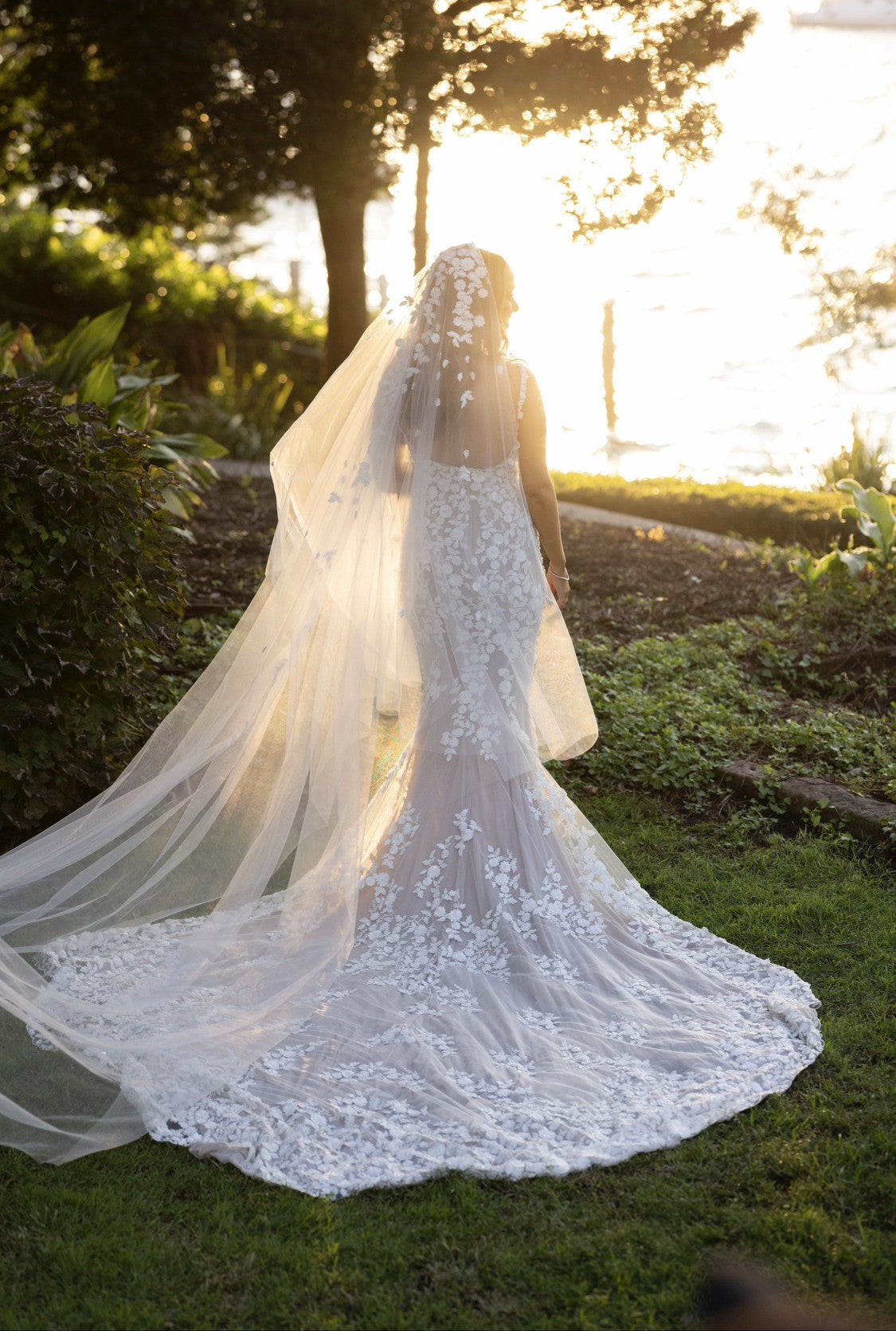 C2024-VN44F - robe de mariée sans manches à col en V avec ornements brodés en 3D
