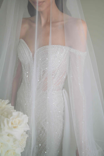 C2024-LS58B - vestido de novia con hombros descubiertos y pedrería y mangas largas desmontables