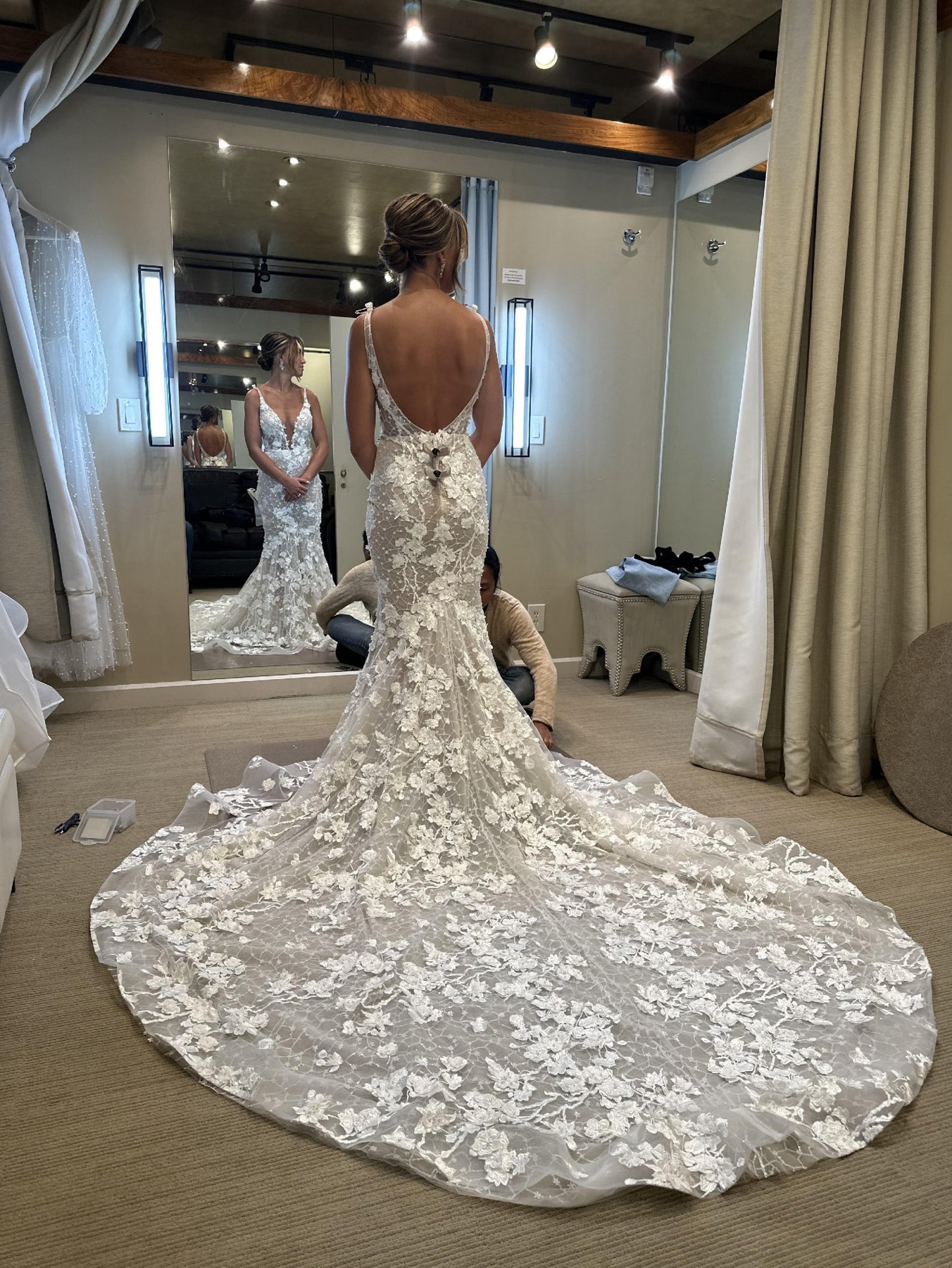 C2024-V82 - Robe de mariée sexy brodée sans manches avec décolleté en V