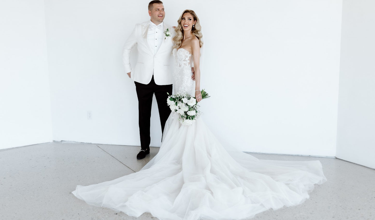 C2024-FF228 - Robe de mariée bustier évasée en dentelle perlée avec corsage corset