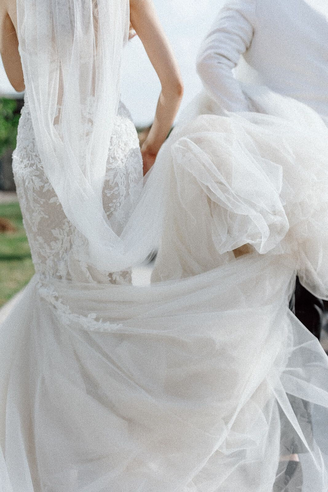C2024-FF228 - Robe de mariée bustier évasée en dentelle perlée avec corsage corset