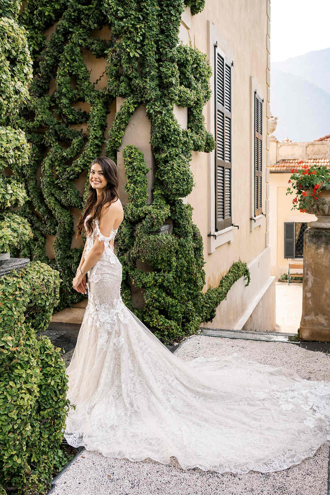 C2024-SS63F - Robe de mariée bustier en dentelle perlée, épaules dénudées, avec corsage corset