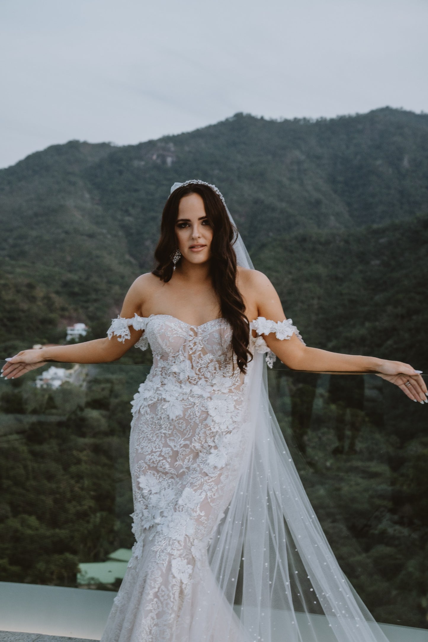 C2024-SS63F - Robe de mariée bustier en dentelle perlée, épaules dénudées, avec corsage corset