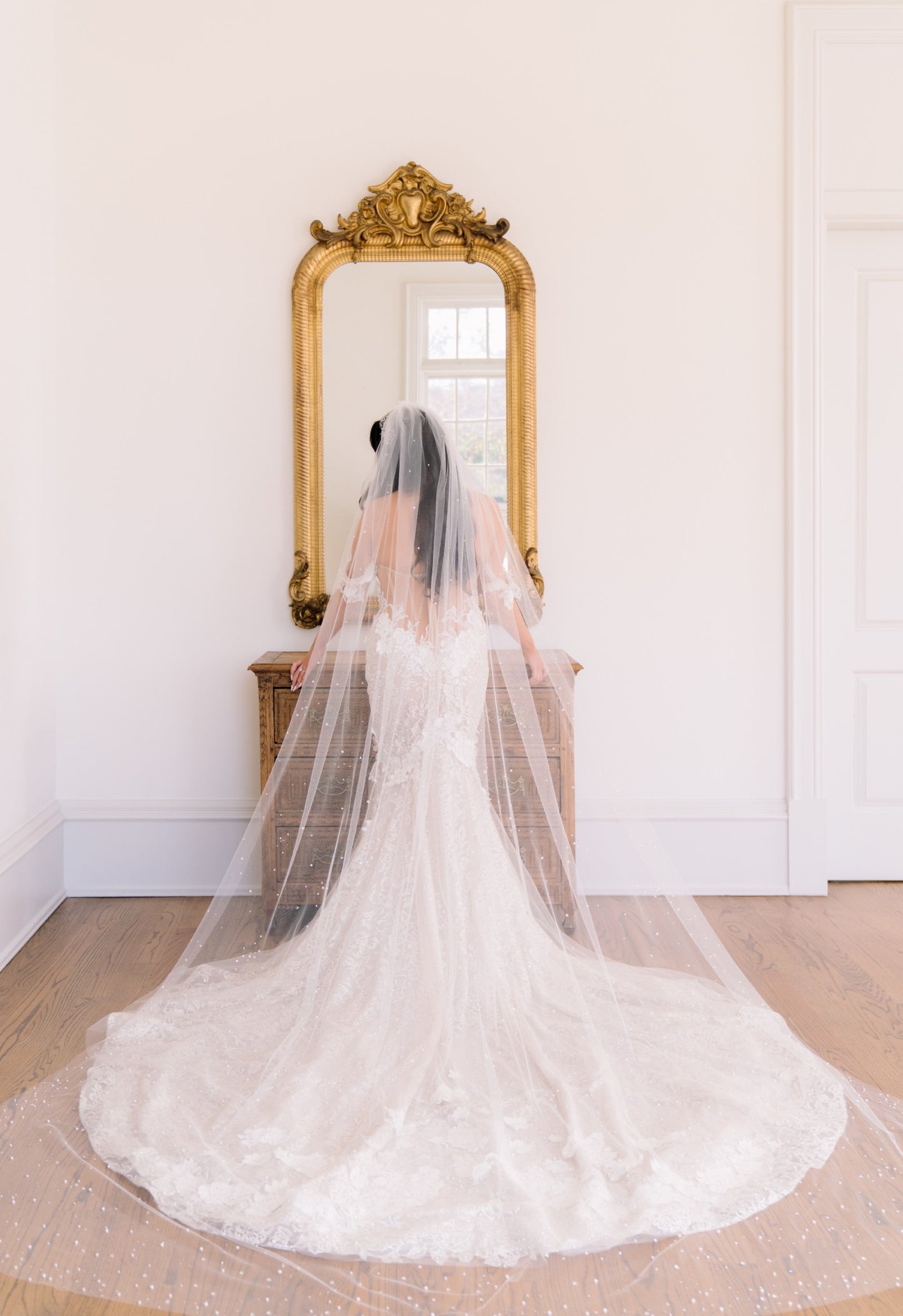 C2024-SS63F - Robe de mariée bustier en dentelle perlée, épaules dénudées, avec corsage corset