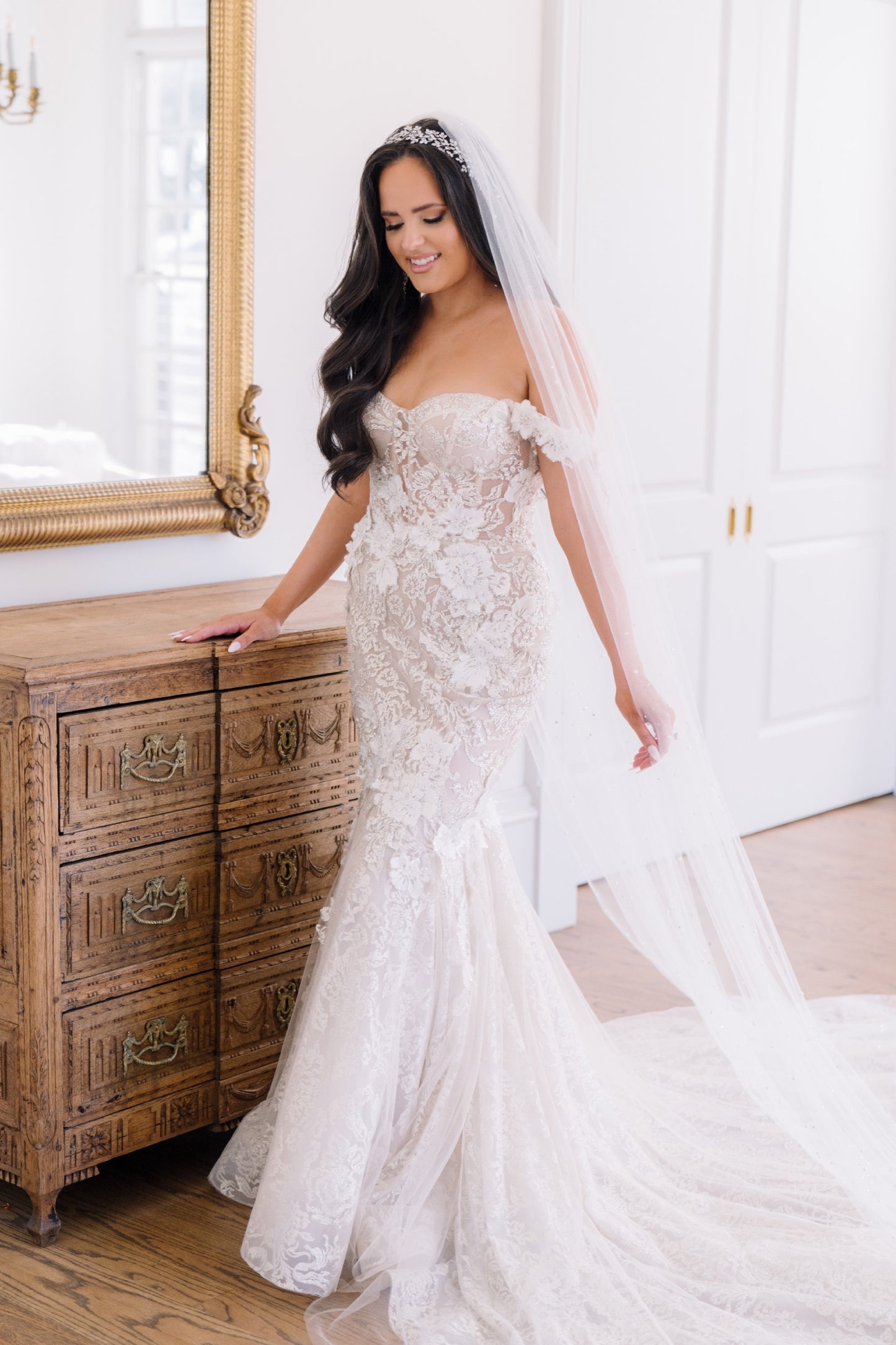 C2024-SS63F - Robe de mariée bustier en dentelle perlée, épaules dénudées, avec corsage corset