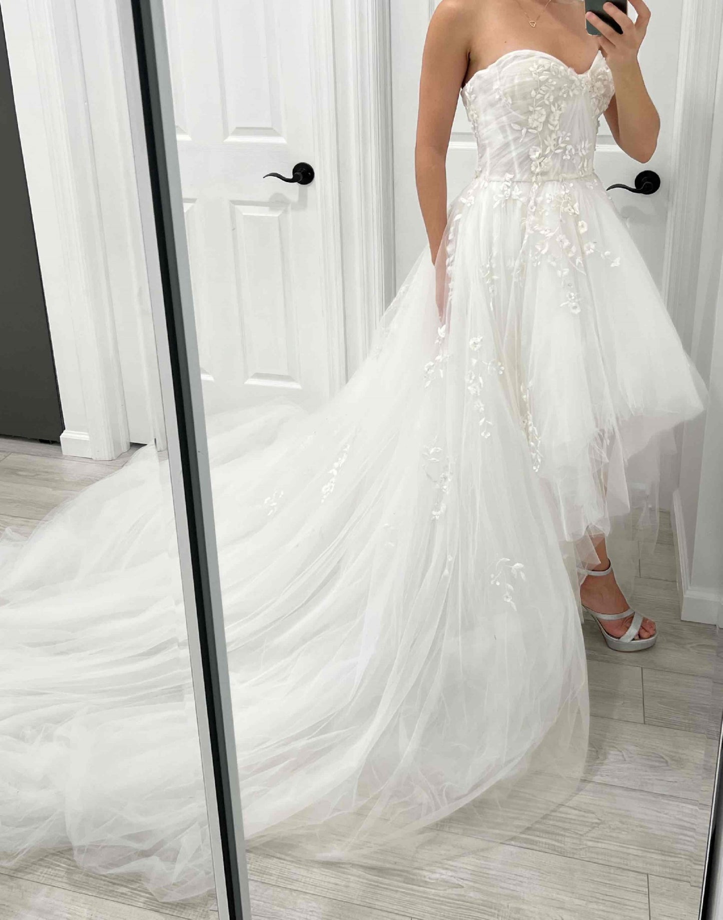 C2024-SH55 - robe de mariée bustier décolleté en cœur avec traîne en tulle chapelle