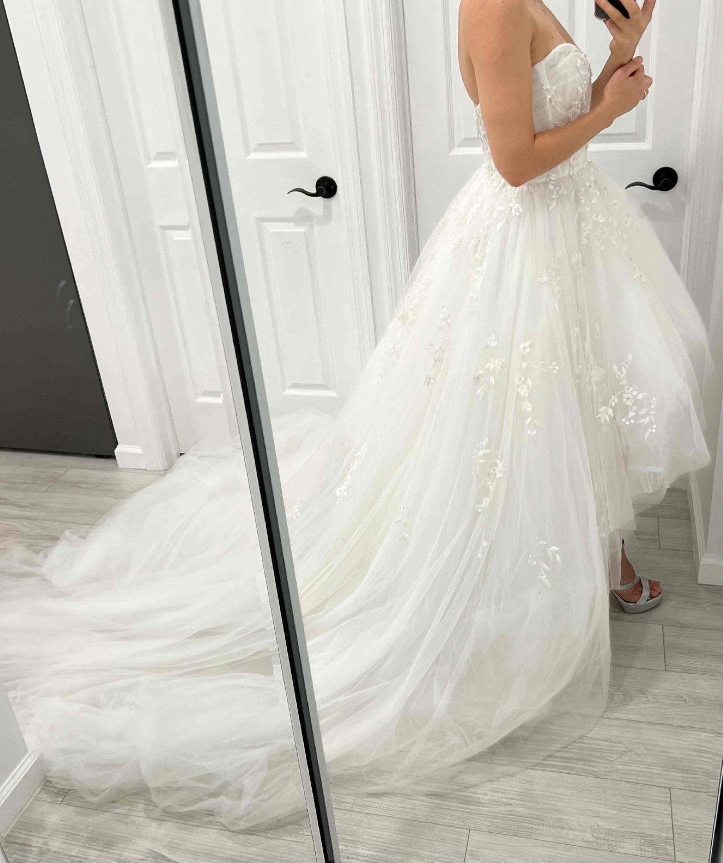 C2024-SH55 - robe de mariée bustier décolleté en cœur avec traîne en tulle chapelle