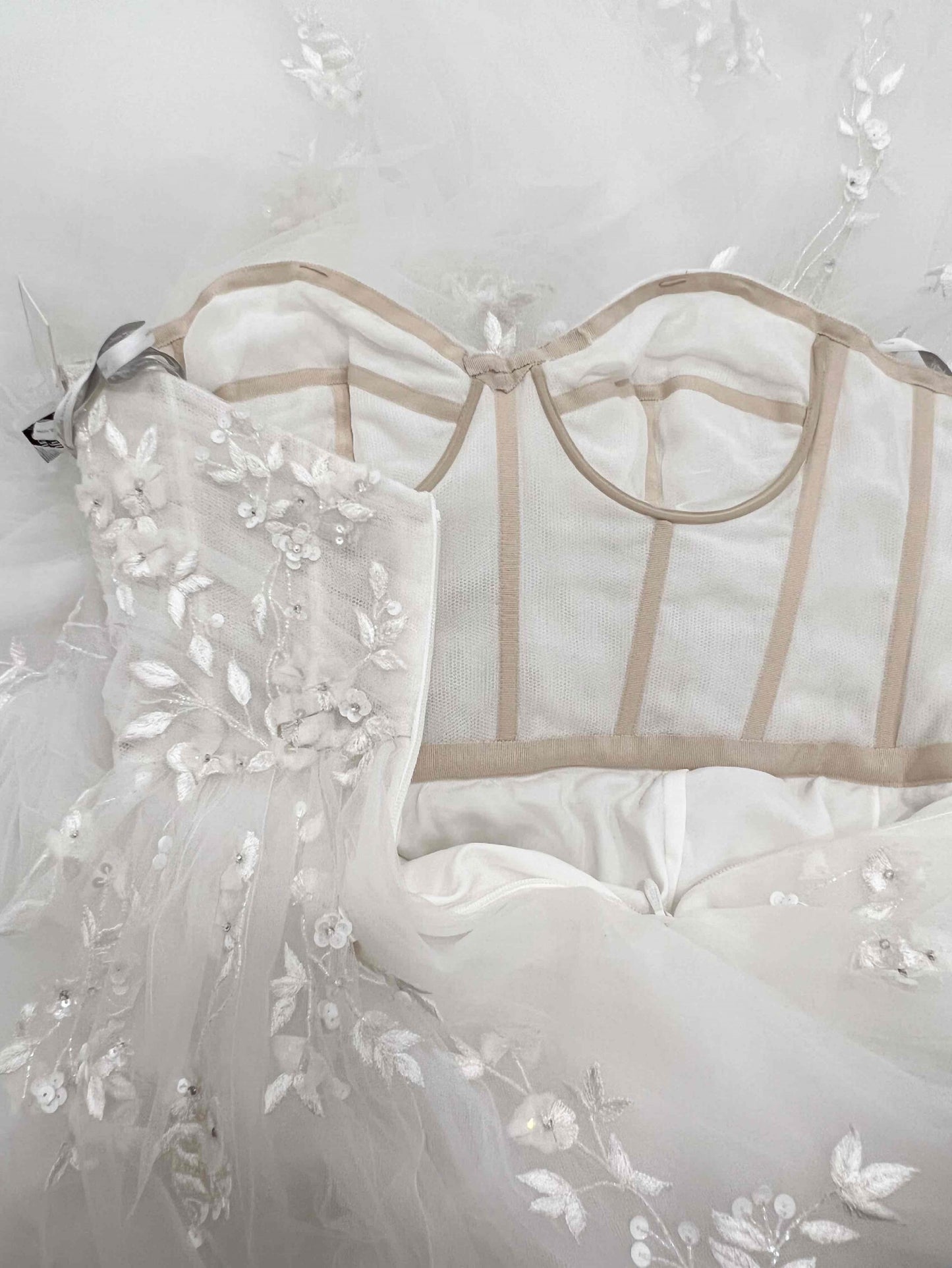 C2024-SH55 - robe de mariée bustier décolleté en cœur avec traîne en tulle chapelle