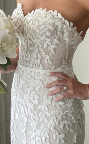 C2024-SF91 - vestido de novia sin tirantes con escote corazón y adornos con motivos florales