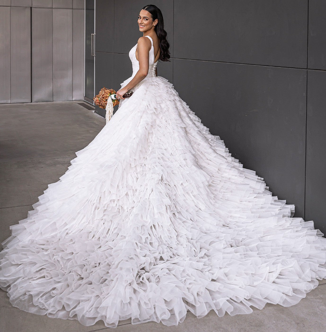 C2024-VBG4 - robe de mariée trapèze sans manches à col en V et traîne chapelle amovible