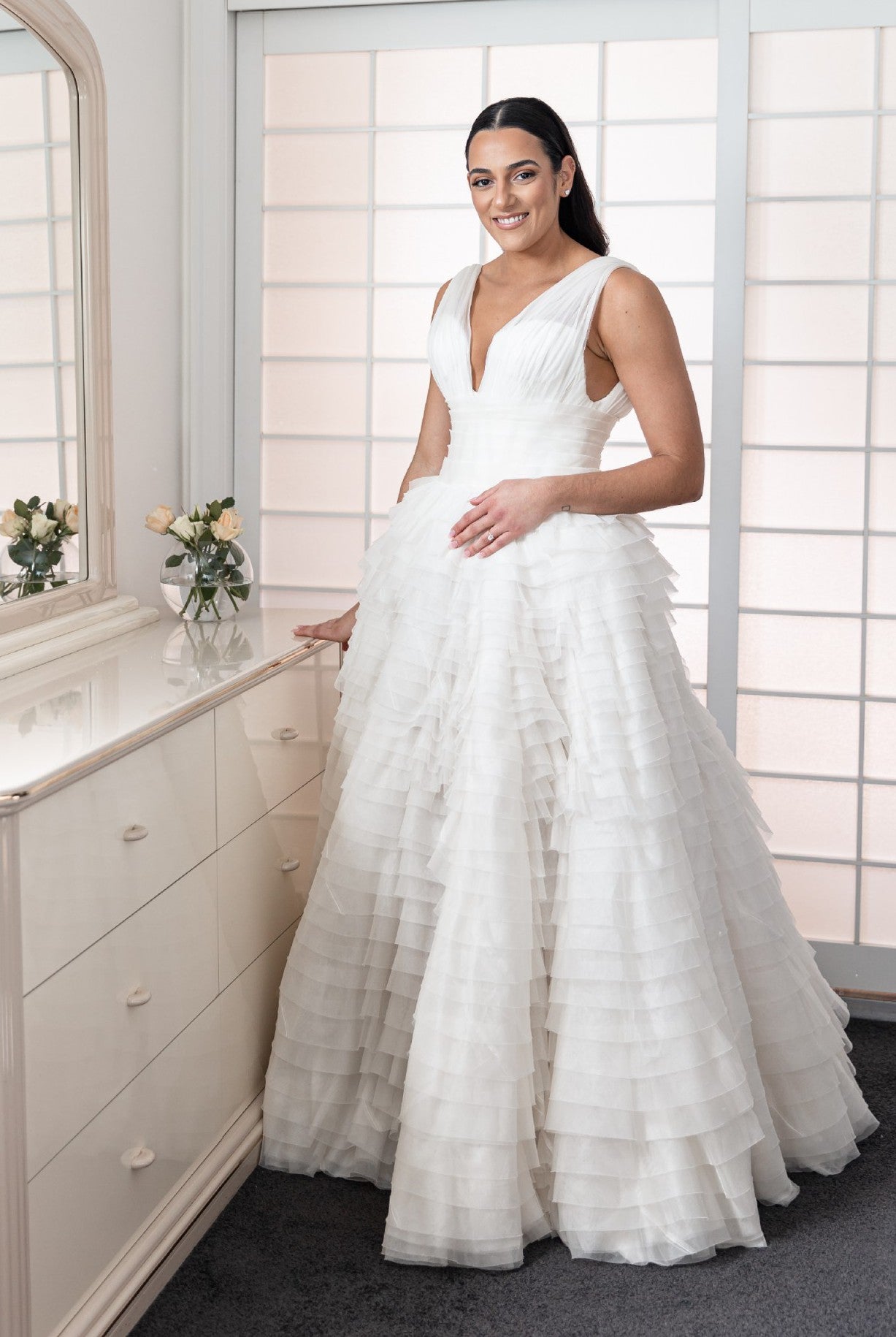 C2024-VBG4 - robe de mariée trapèze sans manches à col en V et traîne chapelle amovible