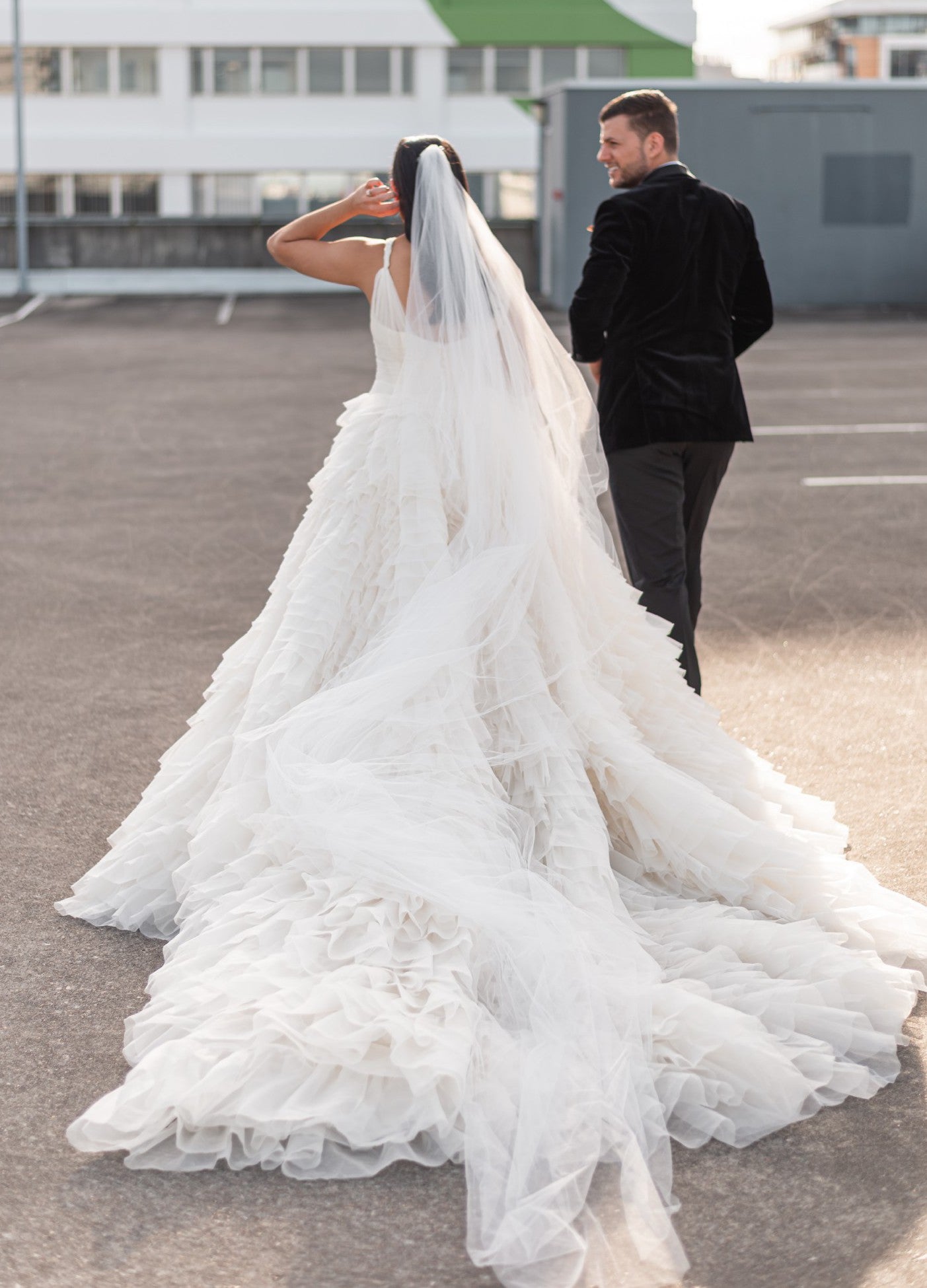 C2024-VBG4 - robe de mariée trapèze sans manches à col en V et traîne chapelle amovible