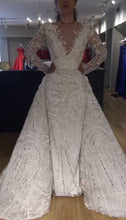 C2024-LS22B - Vestido de novia de pedrería con escote en pico y sobrefalda de cola desmontable