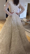 C2024-LS22B - Vestido de novia de pedrería con escote en pico y sobrefalda de cola desmontable